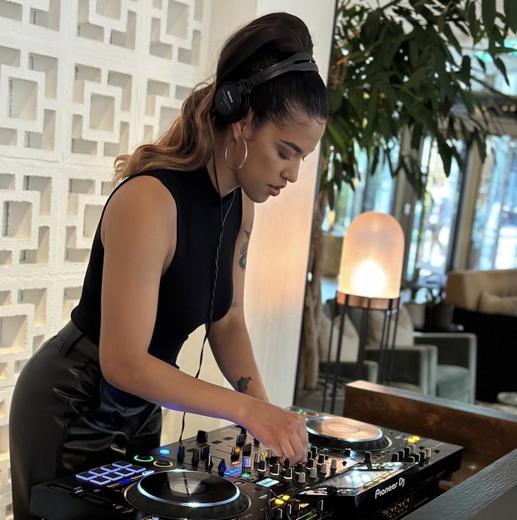 DJ Roxa and live vocalist — photograph 6