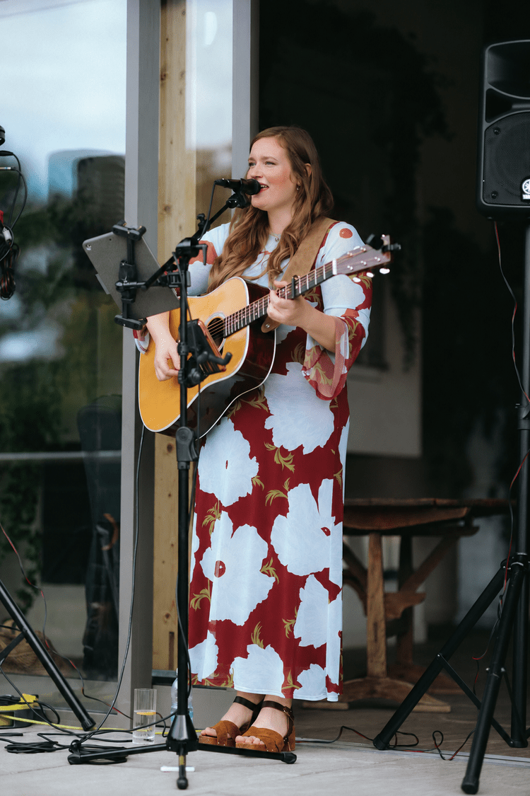 Laura Hart acoustic singer and guitarist — photo 5