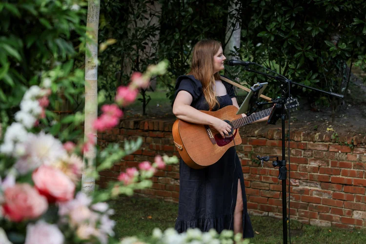 Laura Hart acoustic singer and guitarist — photo 6