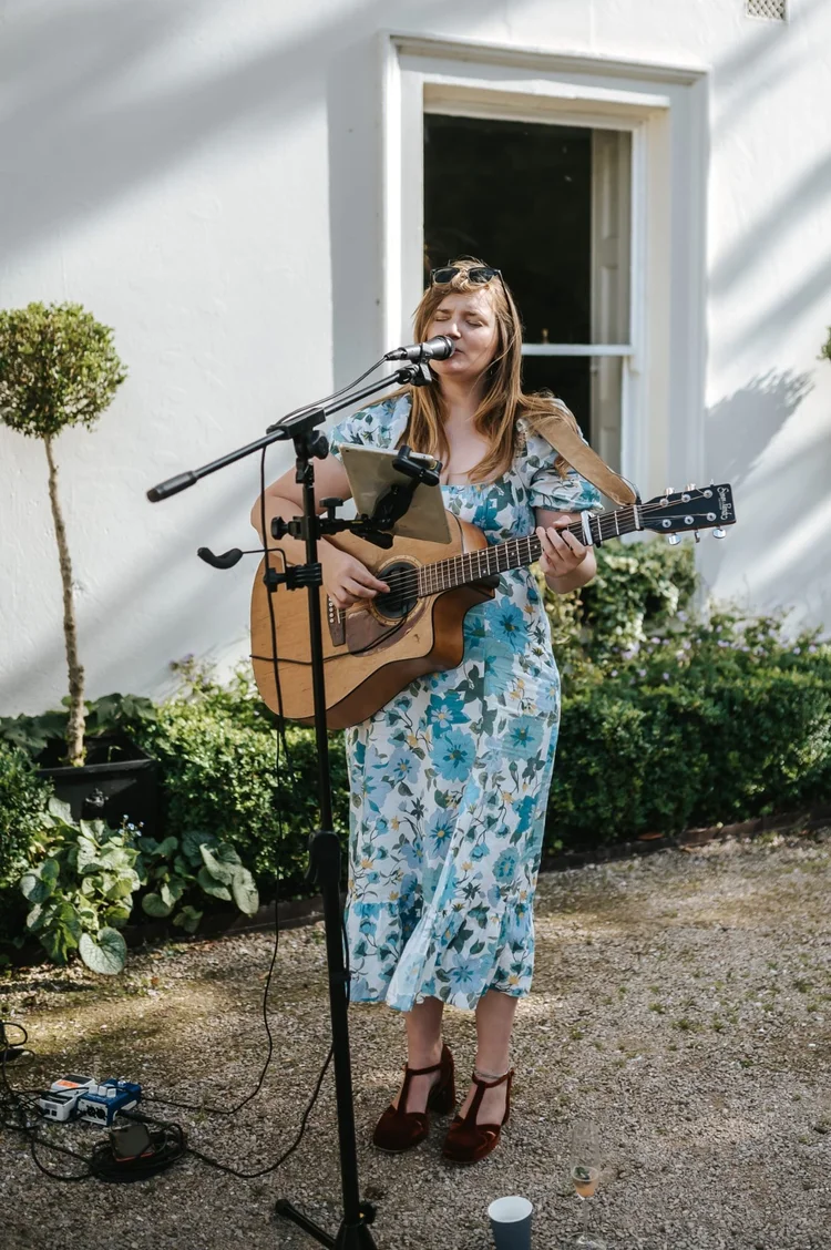 Laura Hart acoustic singer and guitarist — photo 7