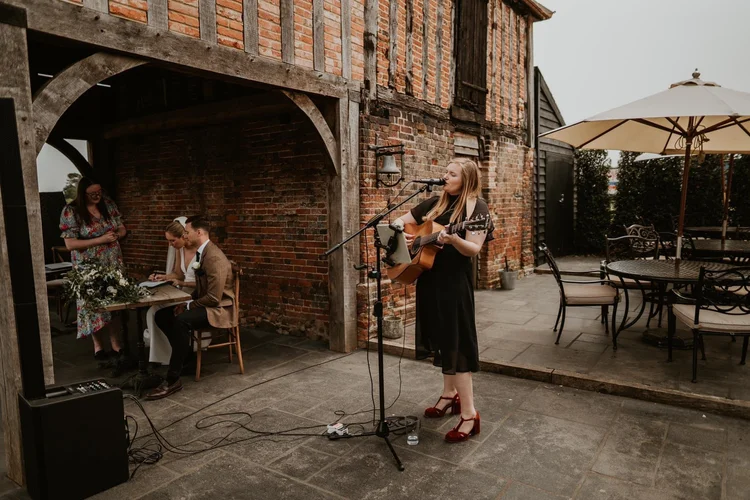 Laura Hart acoustic singer and guitarist — photo 2
