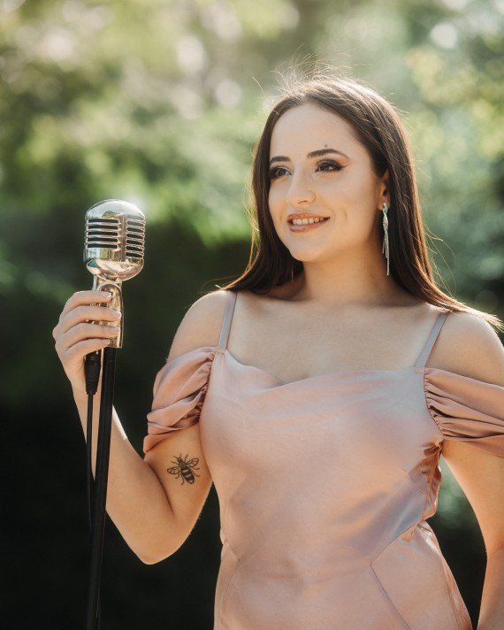 Honey Bee Jazz vocalist
