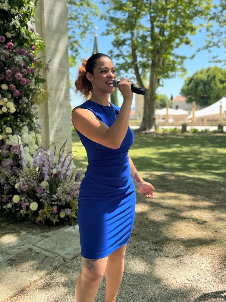 DJ Roxa and live vocalist — photograph 9