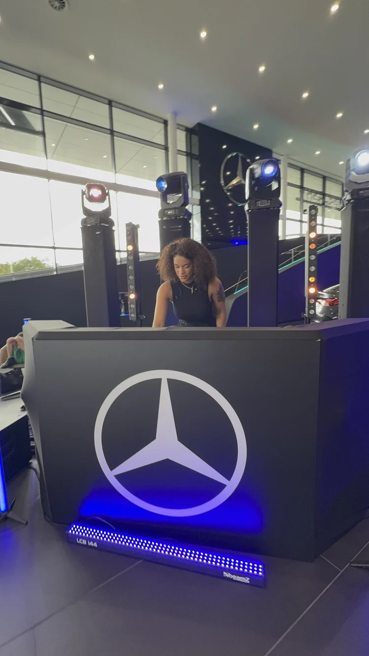 DJ Roxa and live vocalist — photograph 4