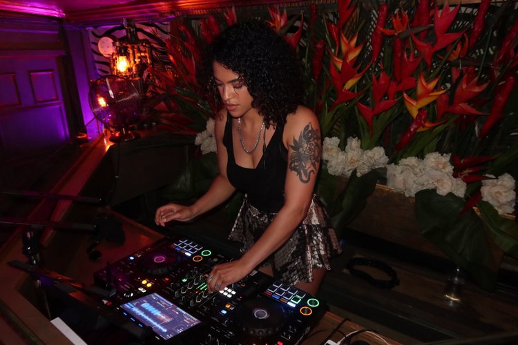 DJ Roxa and live vocalist — photograph 3