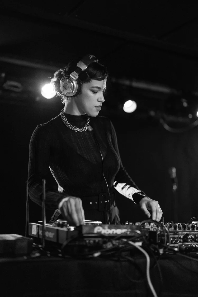 DJ Roxa and live vocalist — photograph 10