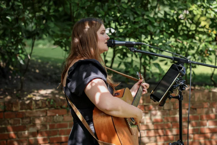 Laura Hart acoustic singer and guitarist — photo 1