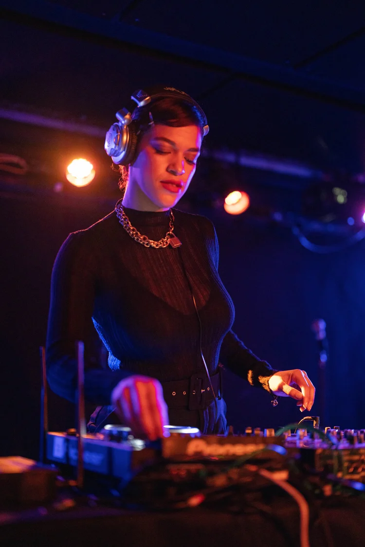 DJ Roxa and live vocalist — photograph 8