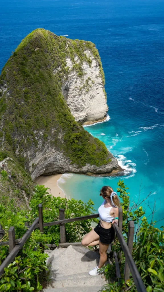 nusa-penida-t-rex-kelingking-plaza-co-zobaczyc-na-nusa-penida-576x1024.jpg.webp