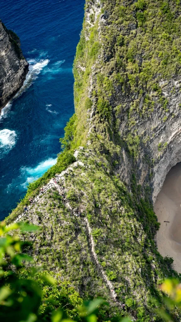 t-rex-zejscie-na-plaze-nusa-penida-576x1024.jpg.webp