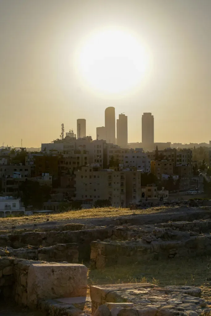 jordania-najlepsze-miejsca-zachod-slonca-amman-jordania-683x1024.jpg.webp