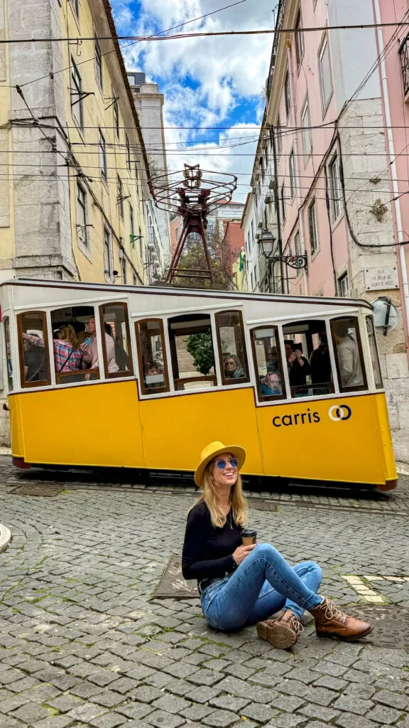 gdzie-zobaczyc-zolty-tramwaj-lizbona-576x1024.jpg.webp