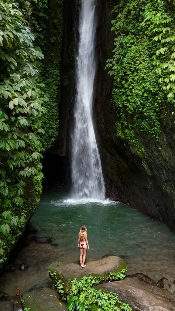 Najlepsze wodospady na Bali - odkryj naturalne cuda Wyspy Bogów 