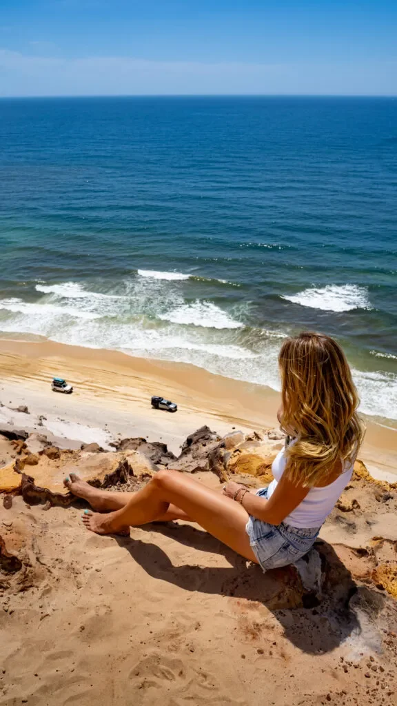trasa-brisbane-cairns-rainbow-beach-jezdzenie-autem-po-plazy.webp