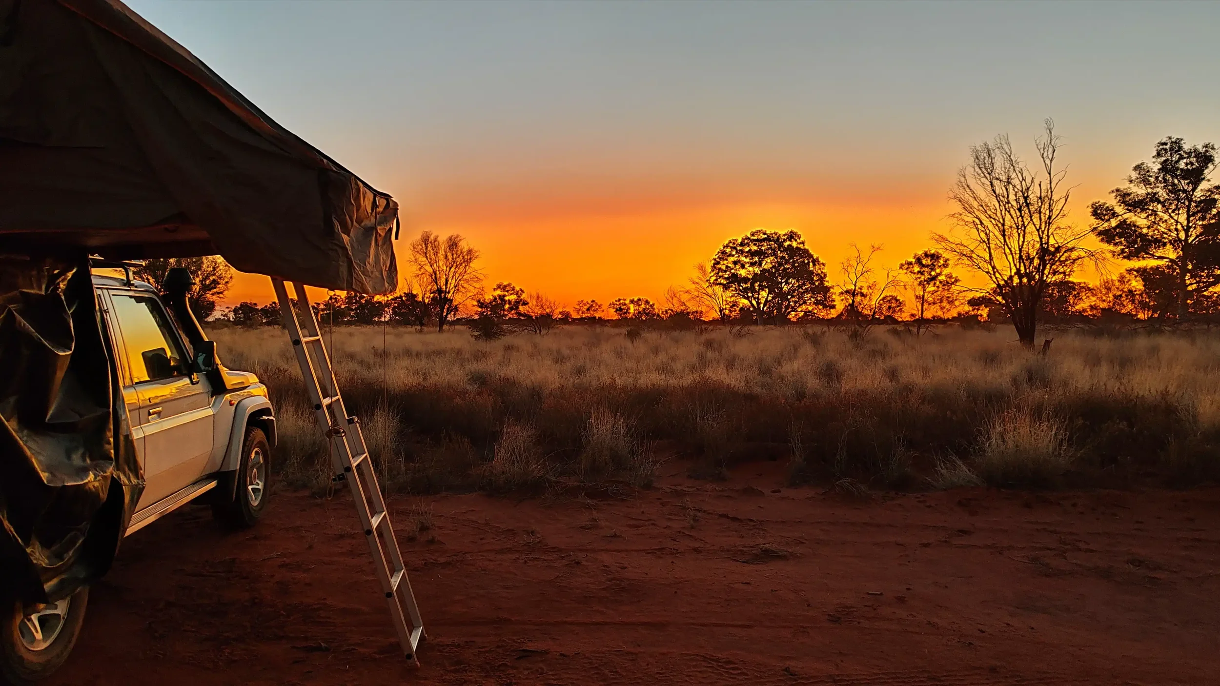 kamper z namiotem dachowym w australii jak wynajac kampera w australii