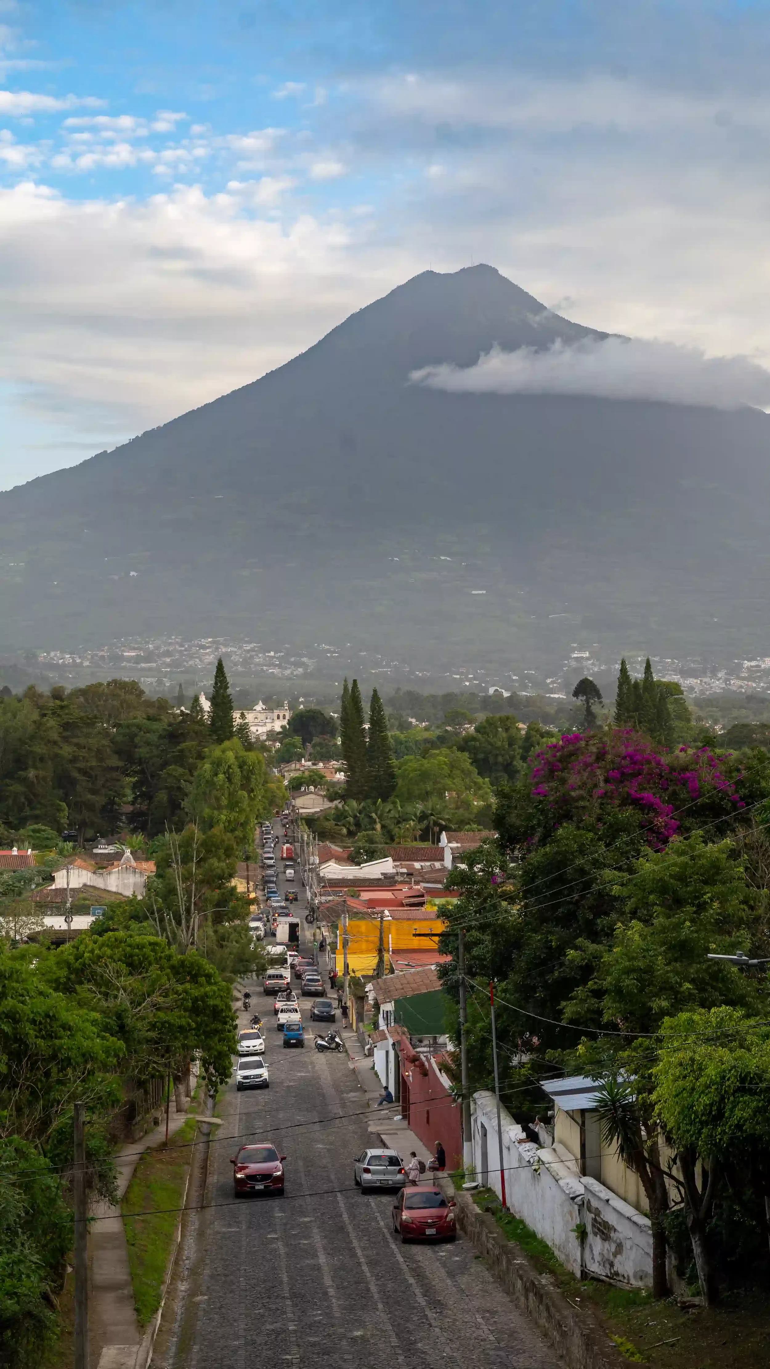 Widok na Antigua Guatemala i wulkan Agua z Cerro de la Cruz