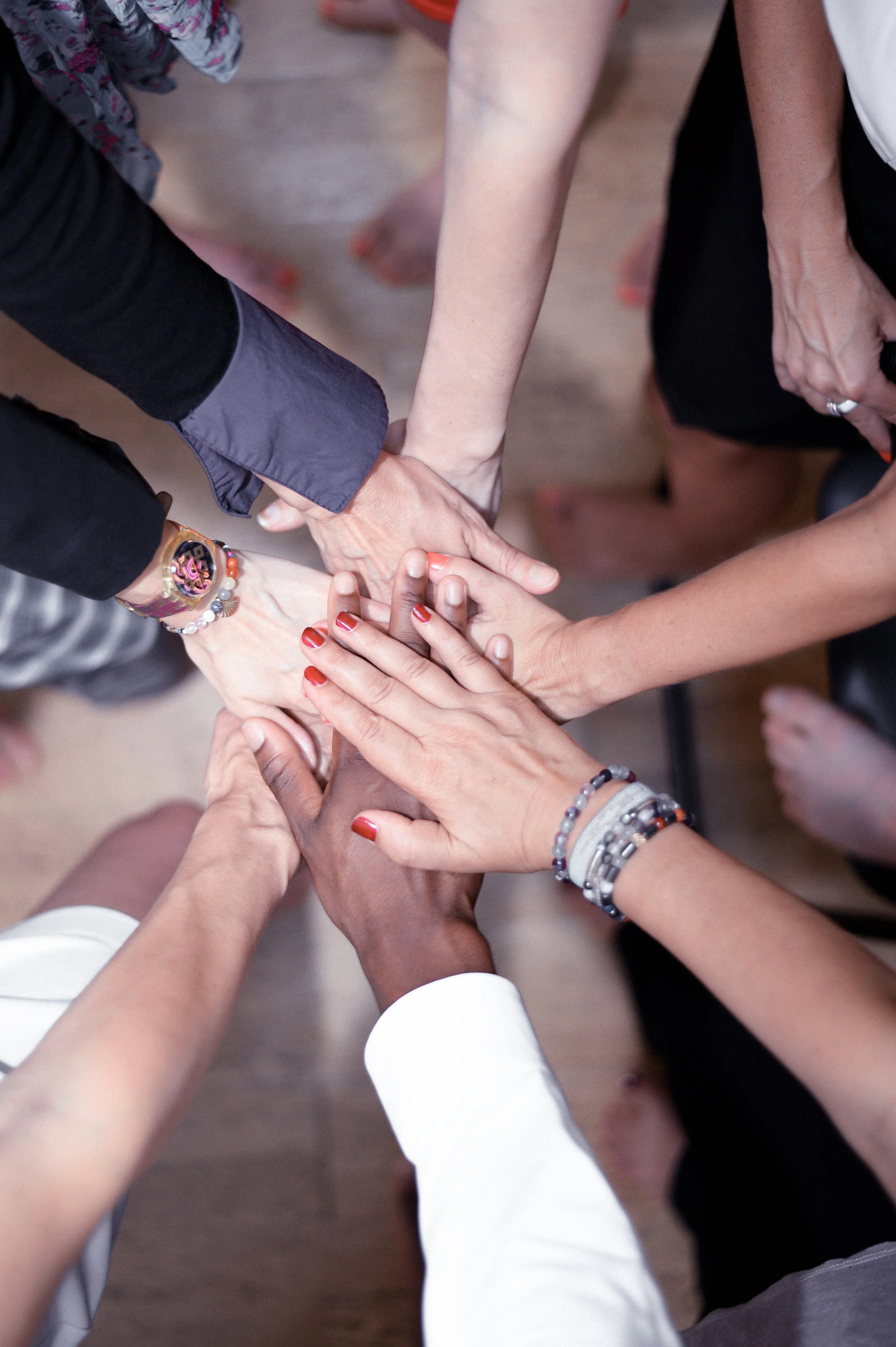 Mains superposées des participants, symbole de cohésion d'équipe