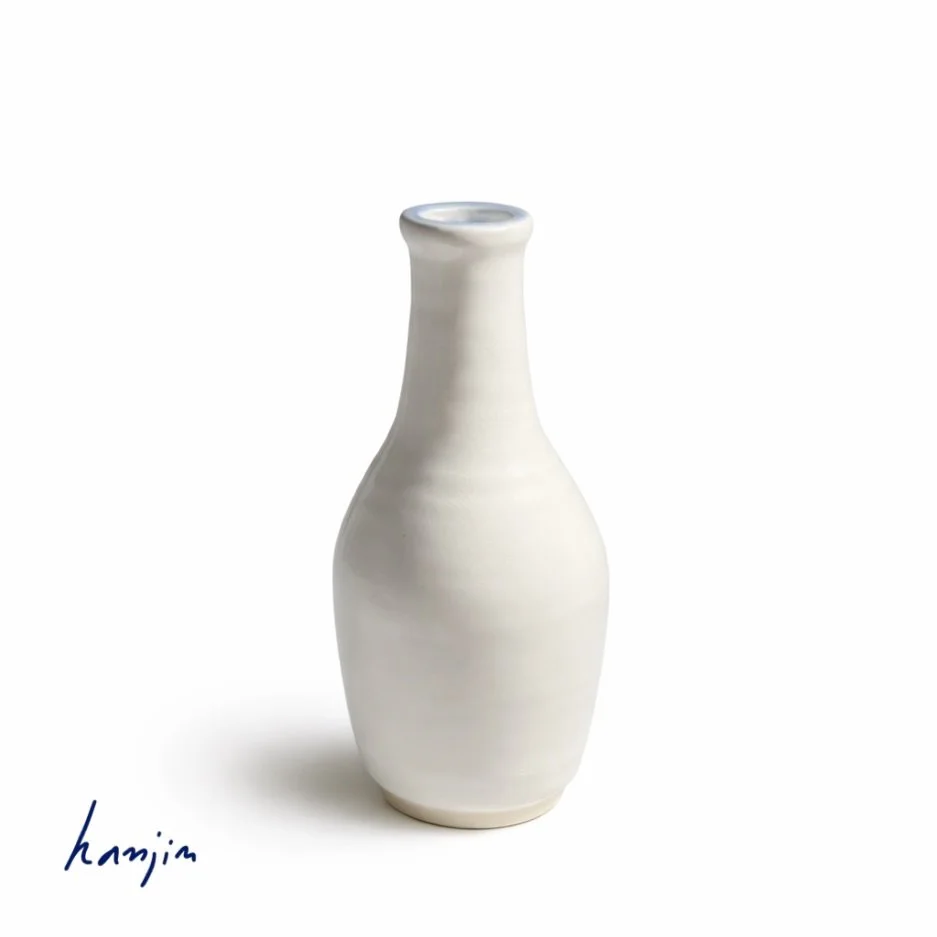 White Vase with Blue Rim

3 x 3 x 7 inch
porcelain
2025

#cermaic #art #vase #interiorvase #artcollectionr