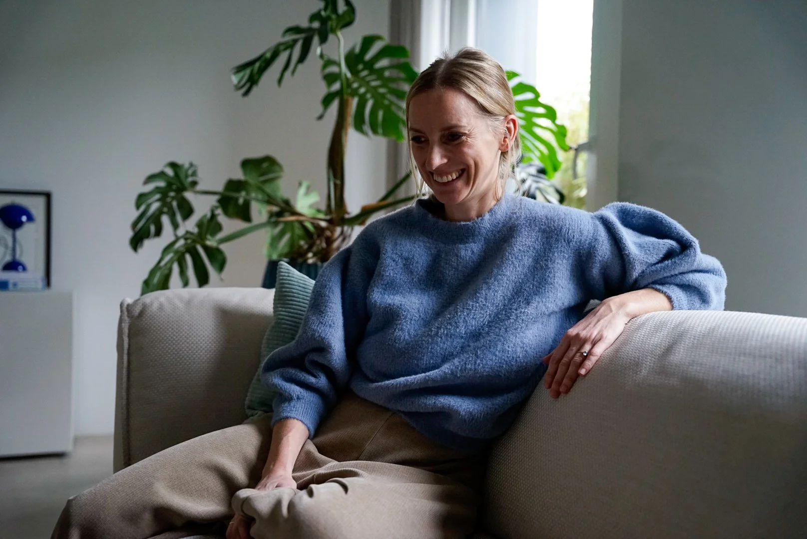 Psychologin Marianna Benita Schmitz lächelt in ihrer Praxis für psychologische Beratung in Düsseldorf-Unterrath.