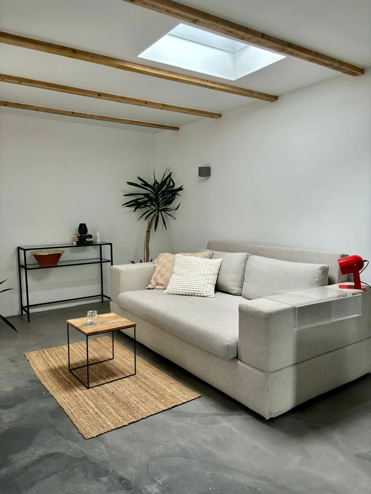 Komfortable Sitzgelegenheit für ursachenorientierte Hypnose in einer professionellen Praxisumgebung.