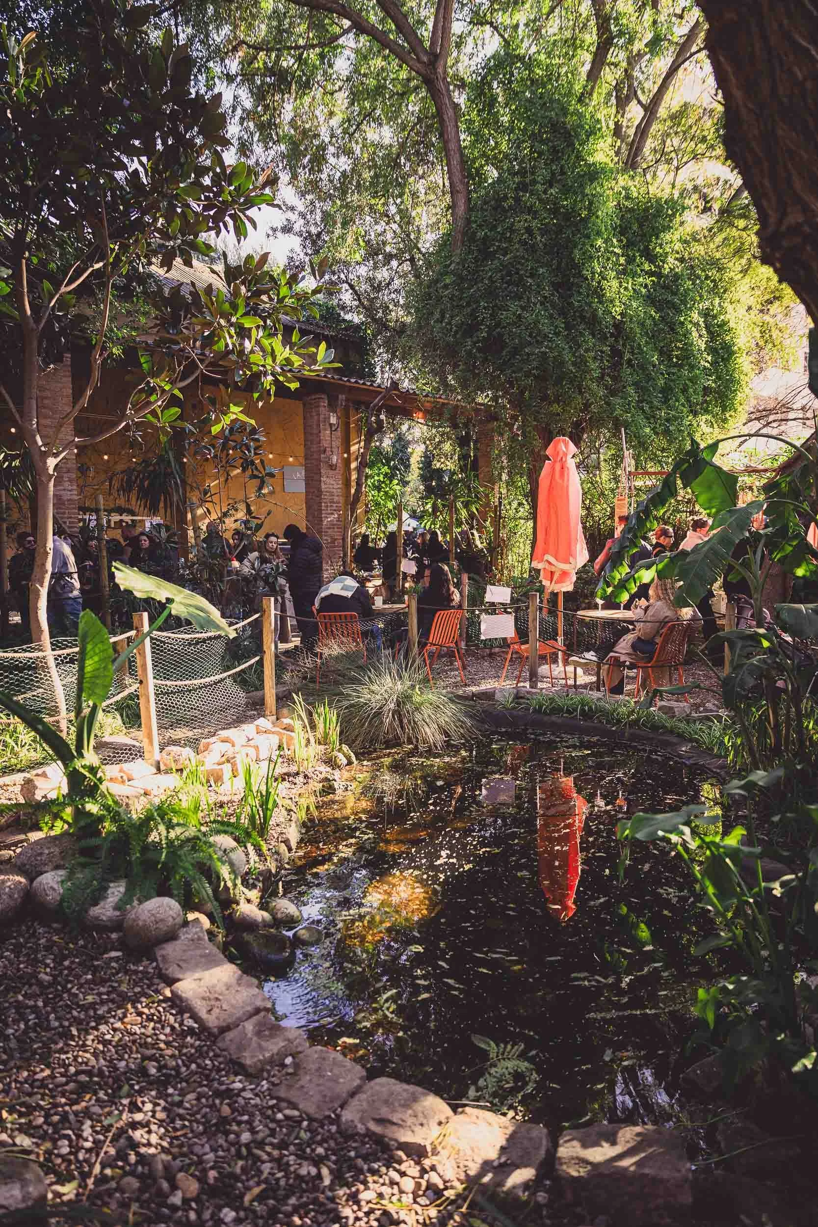 Garden and pond area showing the atmosphere of an outdoor event venue in Barcelona
