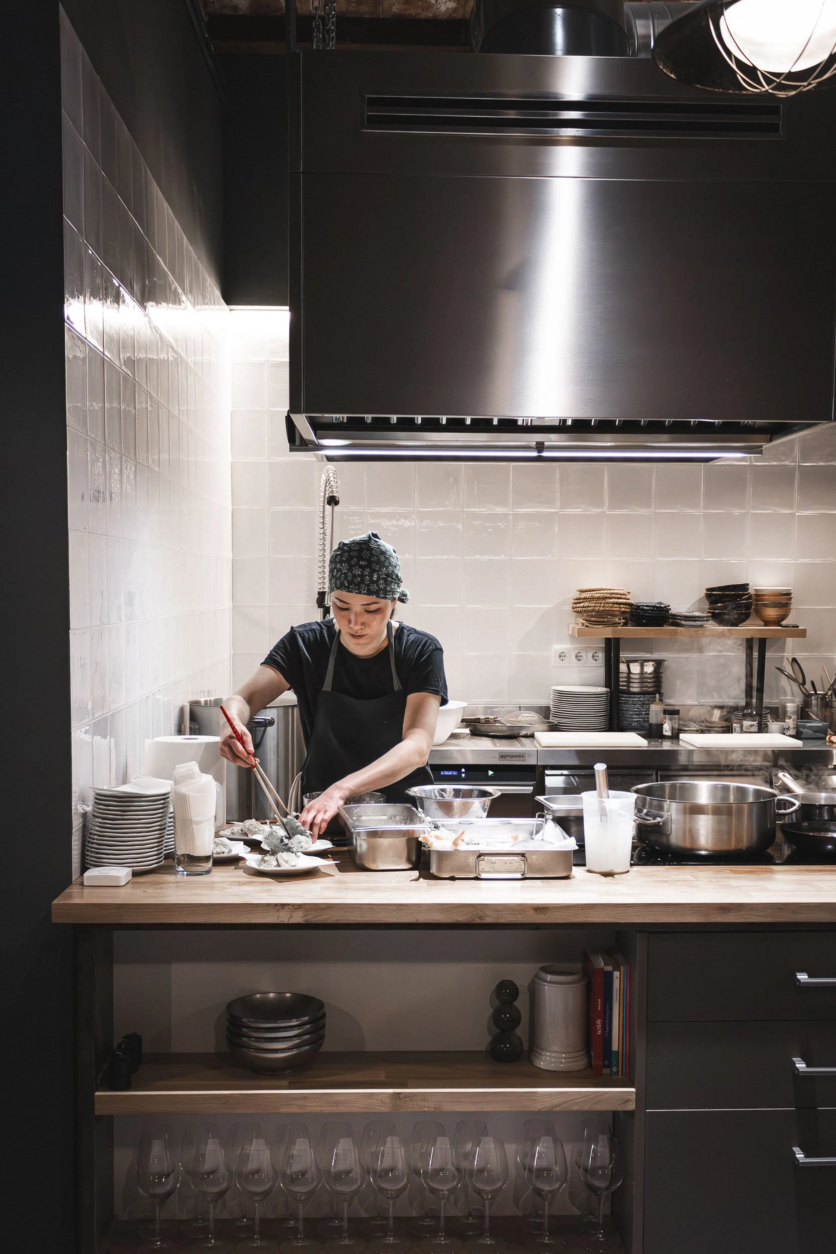 Documentary photography of a chef working in the open kitchen at a Barcelona restaurant 