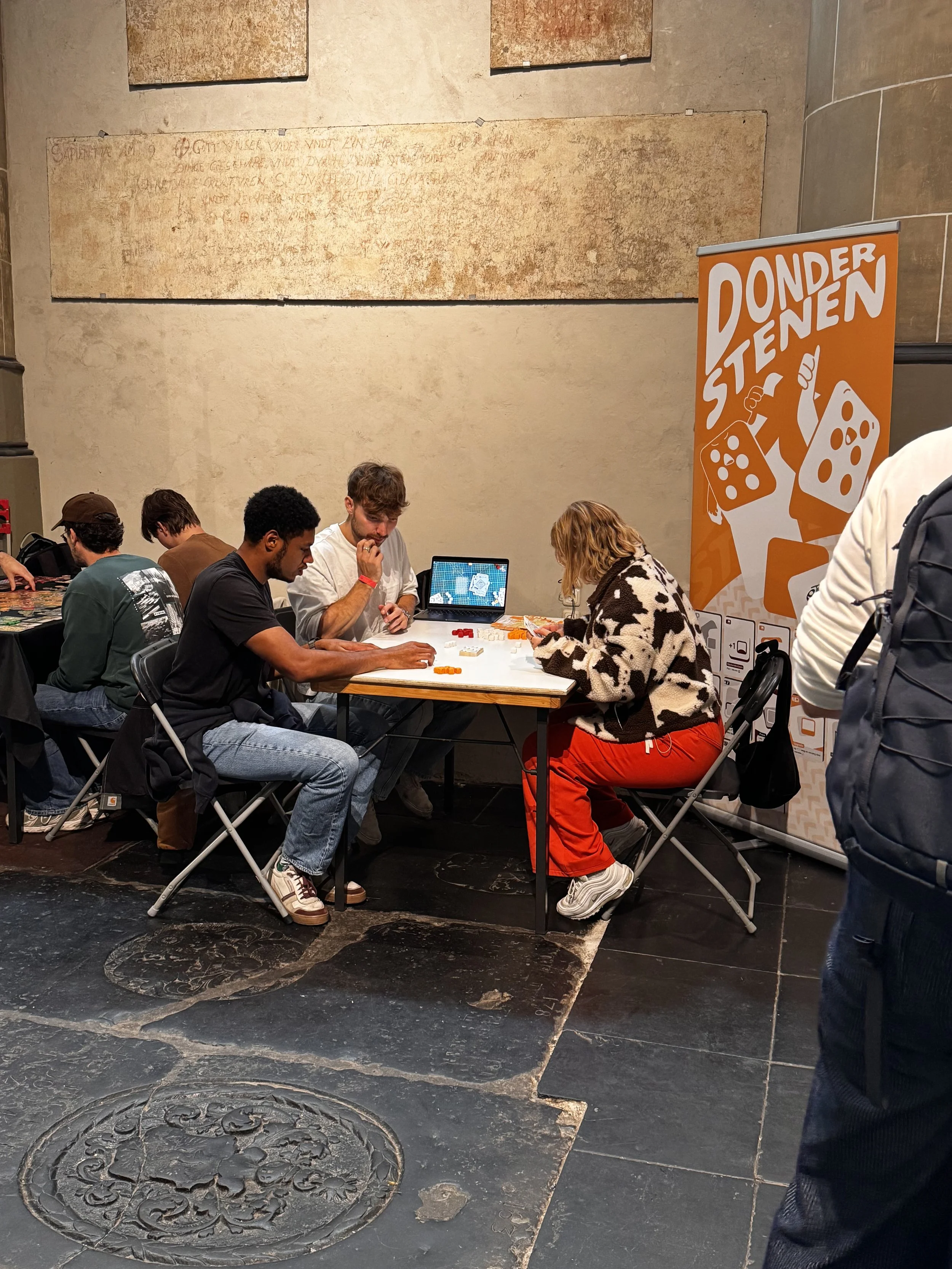 3 spelers aan tafel bij StudioPablo om donderstenen te spelen