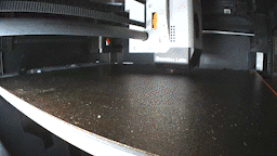 Een close-up van een 3D-printer van StudioPablo die dobbelstenen aan het produceren is.