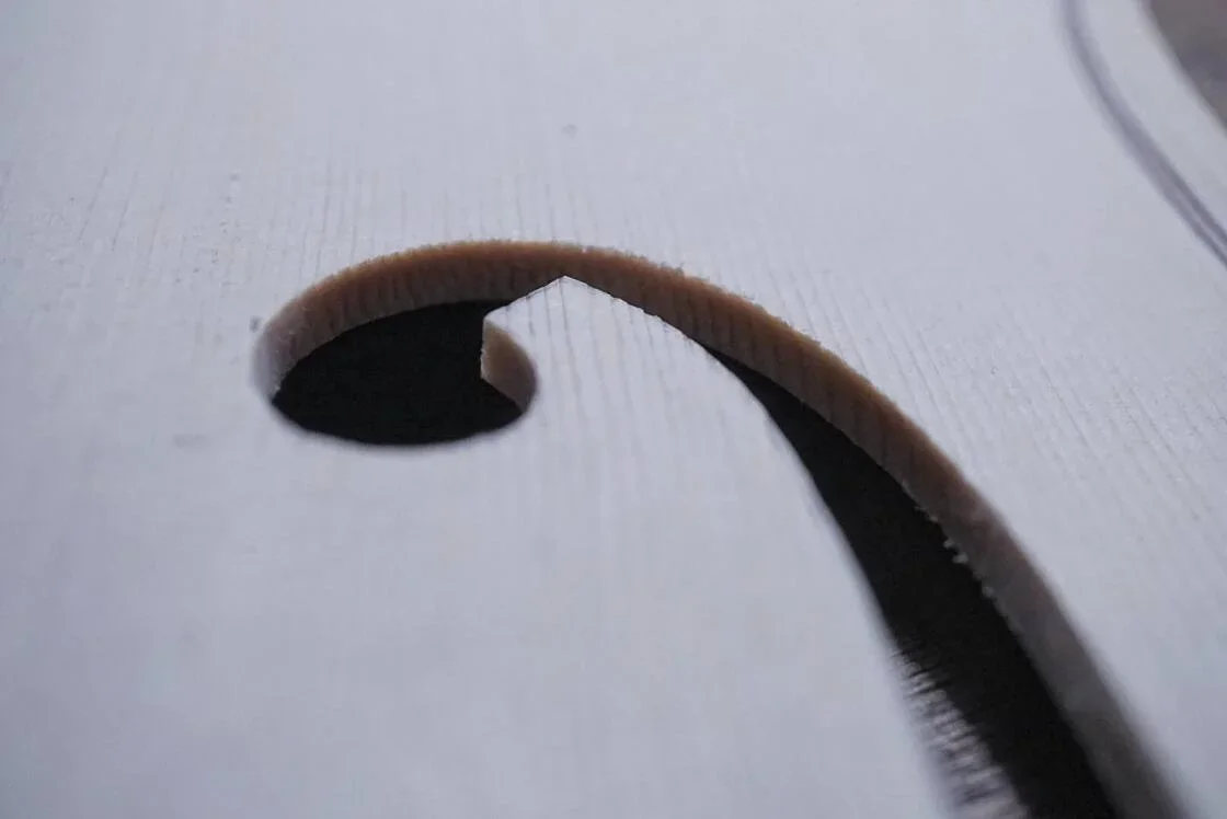 穴のある白い木の板