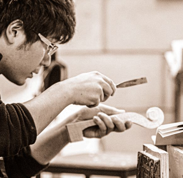 楽器製作家の伊藤慶治のサイドビュー。