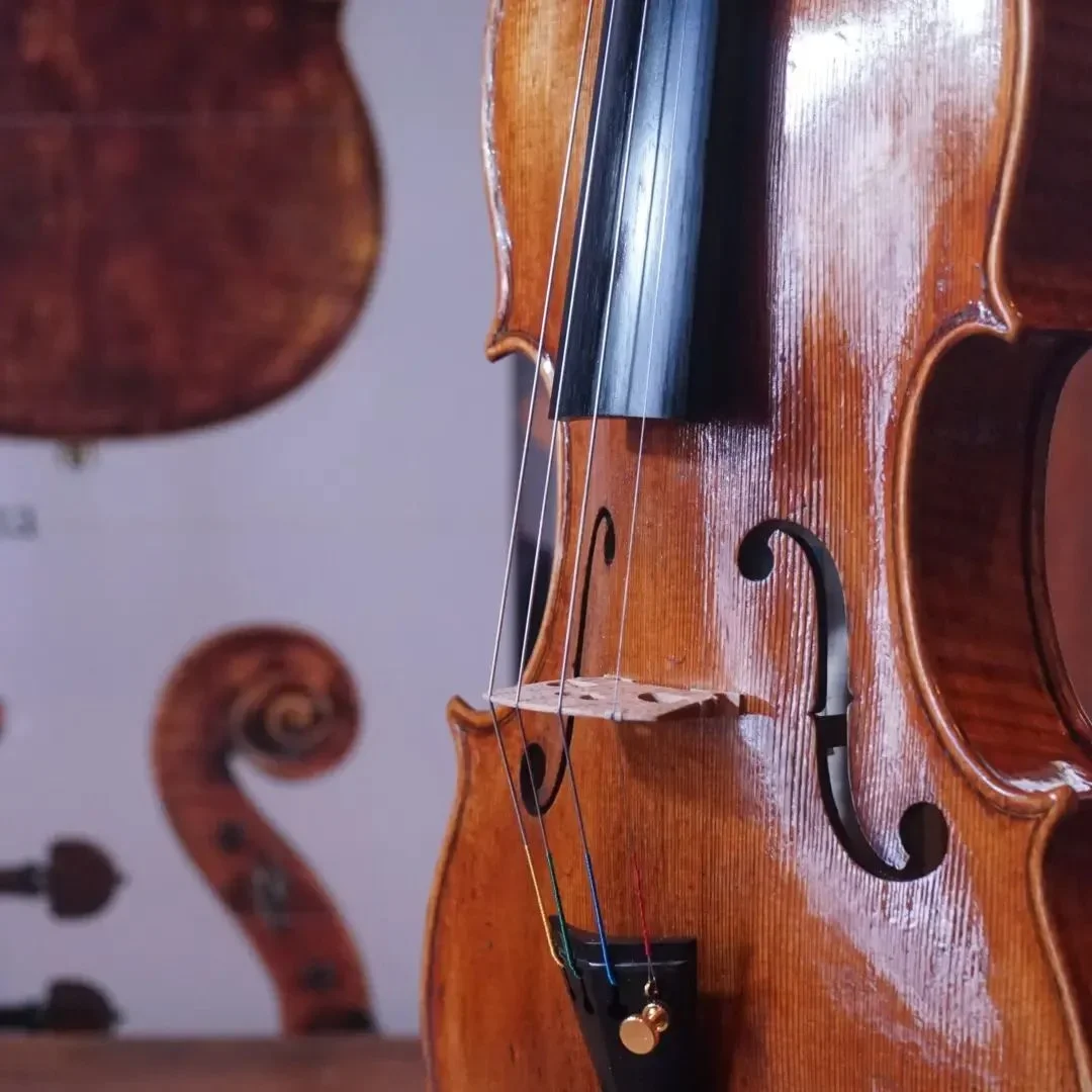 木製のバイオリンのクローズアップ写真。弓と弦が見える。