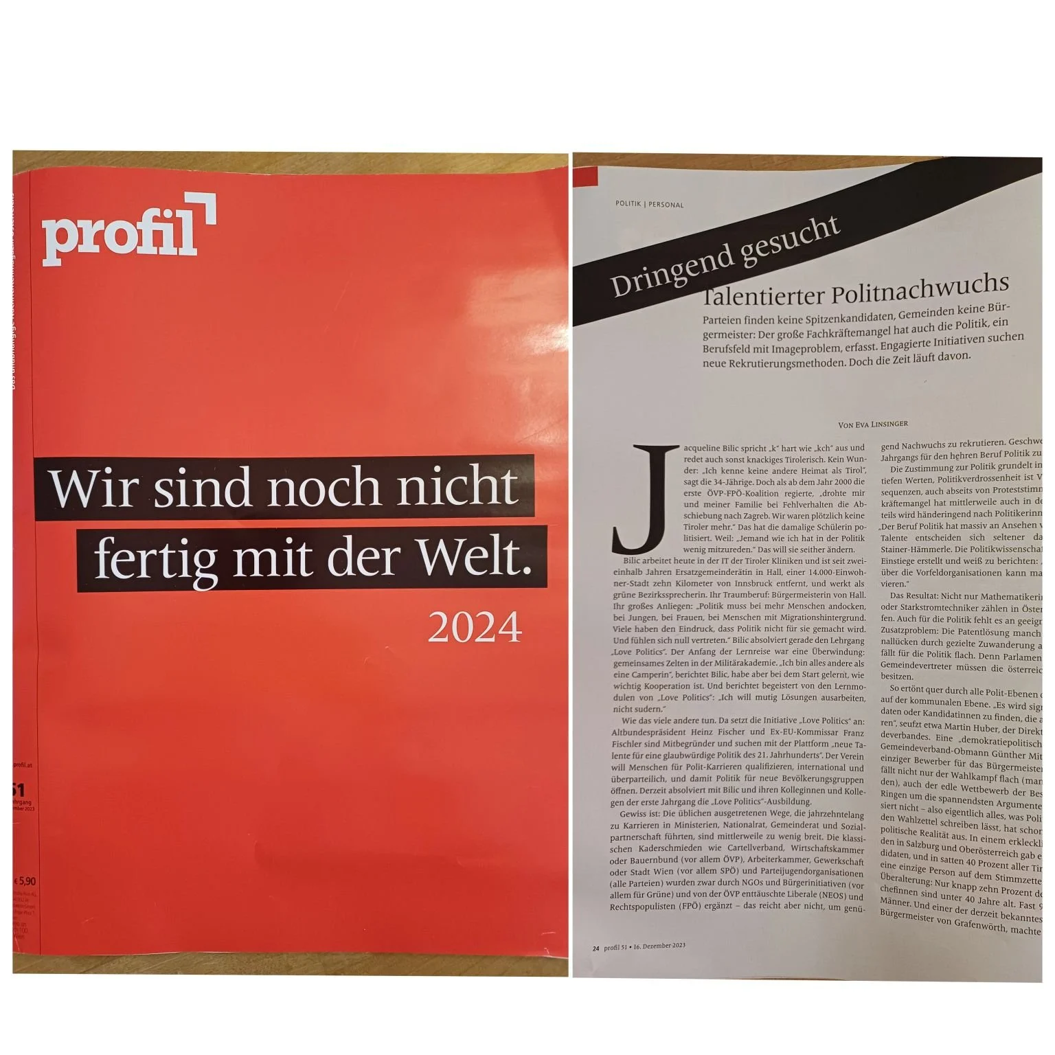 Zwei Zeitungsseiten, die erste Seite mit rotem Hintergrund und weißen Text, die zweite Seite mit einem schwarzen Banner mit weißem Text und einem Artikel in schwarzer Schrift auf weißem Hintergrund.