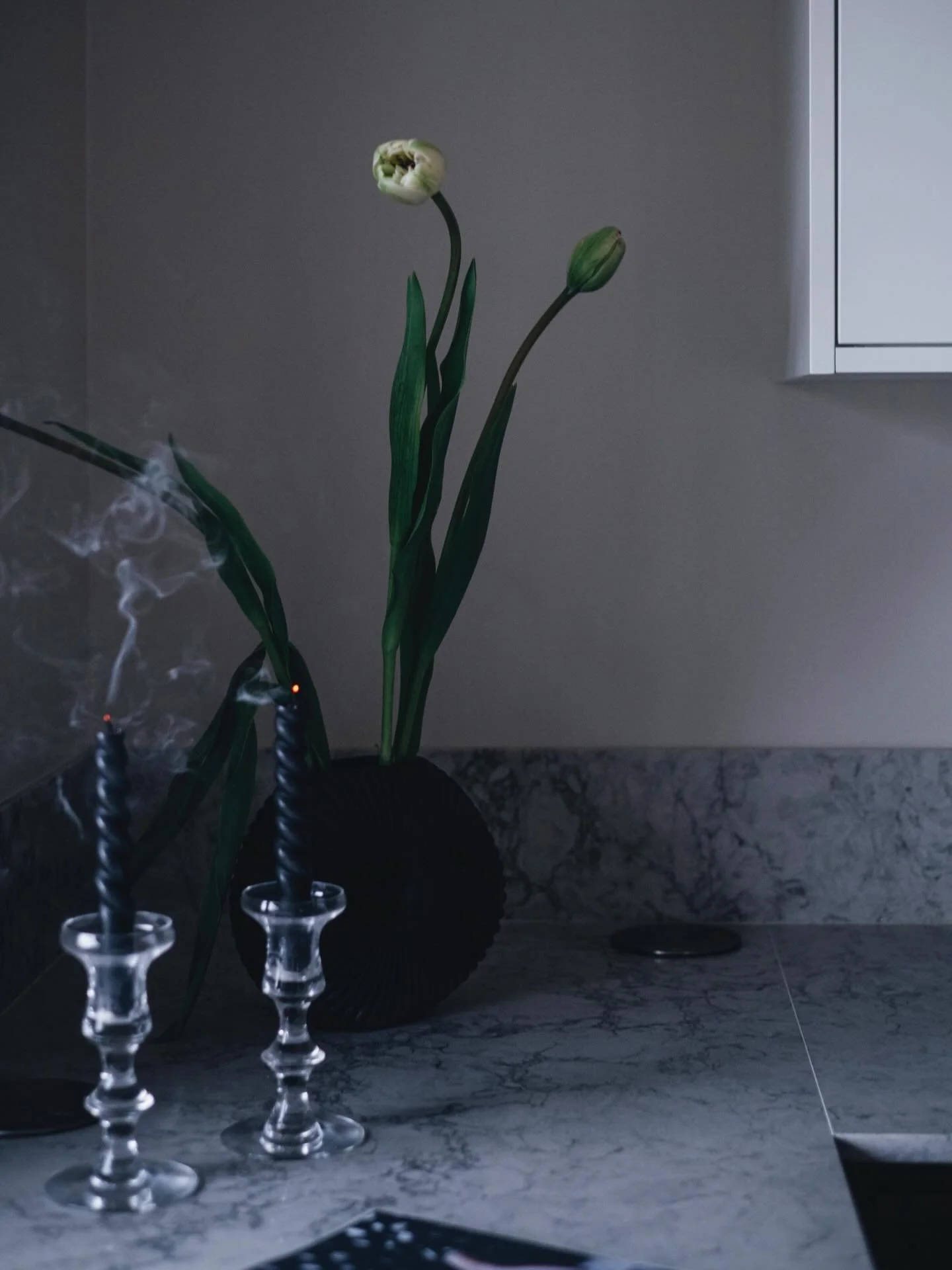 Fint k&ouml;k. 
Fotograferat och stylat.
&Auml;lskar dessa jobb!
Fin keramik med ocks&aring; &rarr;@idwi.studio

Glad fredag p&aring; er!

#k&ouml;k #k&ouml;ksinspiration #produktfoto #f&ouml;retagsfoto interiordesign @kalltorps.kok