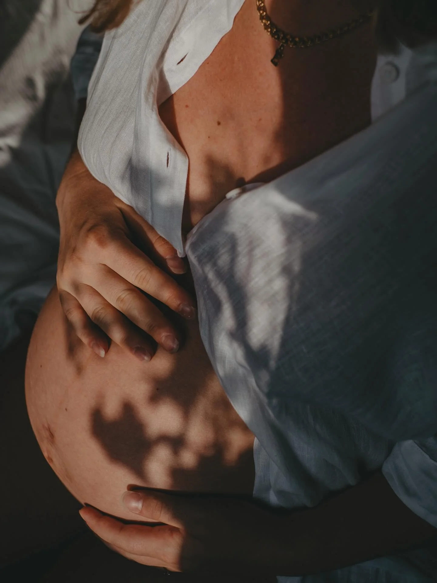 Blommor och bakning. 
Underbara Emeli och Fredrik som i juli v&auml;ntade sin dotter. Att jag fick f&ouml;reviga dem och magen p&aring; mitt s&auml;tt hemma i deras hem var s&aring; fint. Tack! Eftermiddagsljuset var perfektion! 

#gravidfotograferin
