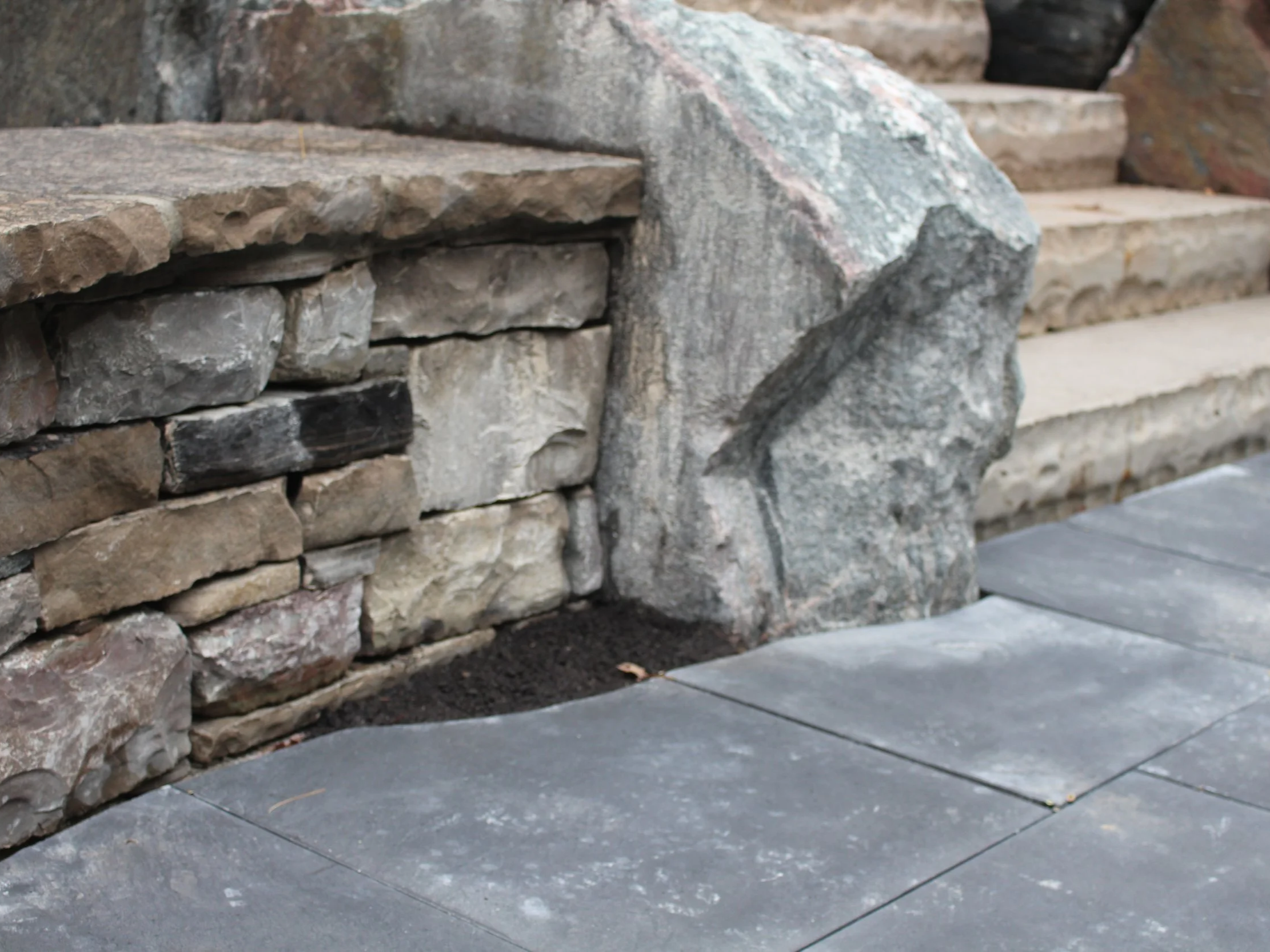 Drystone wall with chunky cheekend
