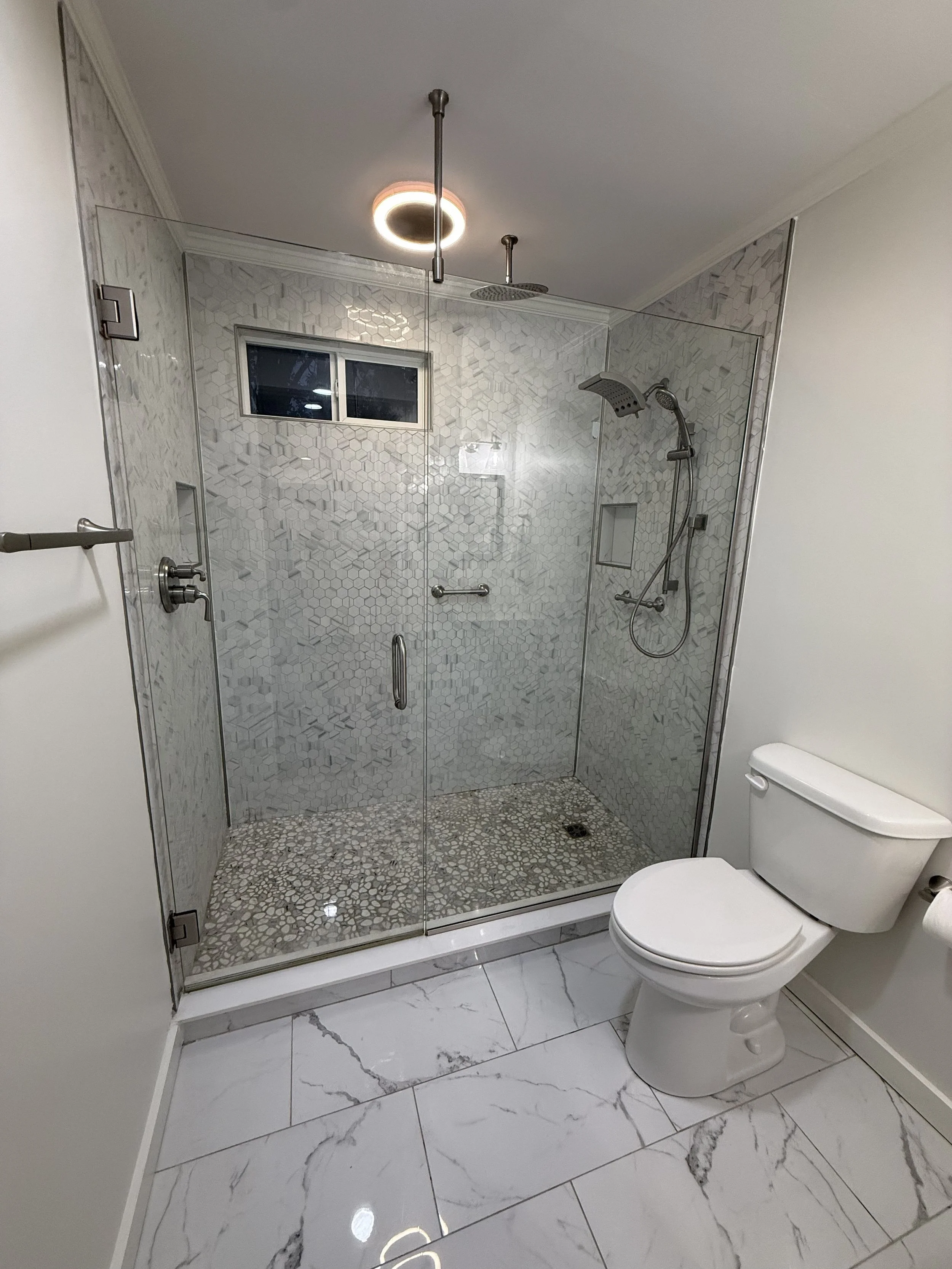 Main Bathroom - Shower and Toilet.jpg