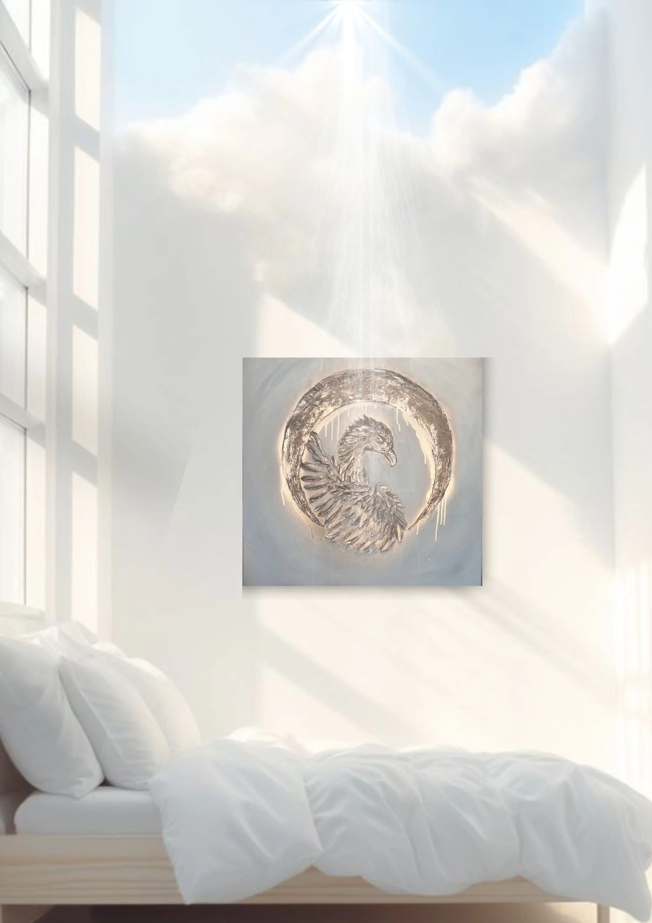 Sluneční paprsky pronikající velkými okny osvětlují bílou postel s polštáři a malbu ptáka uvnitř kruhu na stěně ve stylu fine art. Scéna doplňuje střešní okno, které přináší přirozené světlo a zvýrazňuje umělecké detaily. Ideální pro milovníky umění