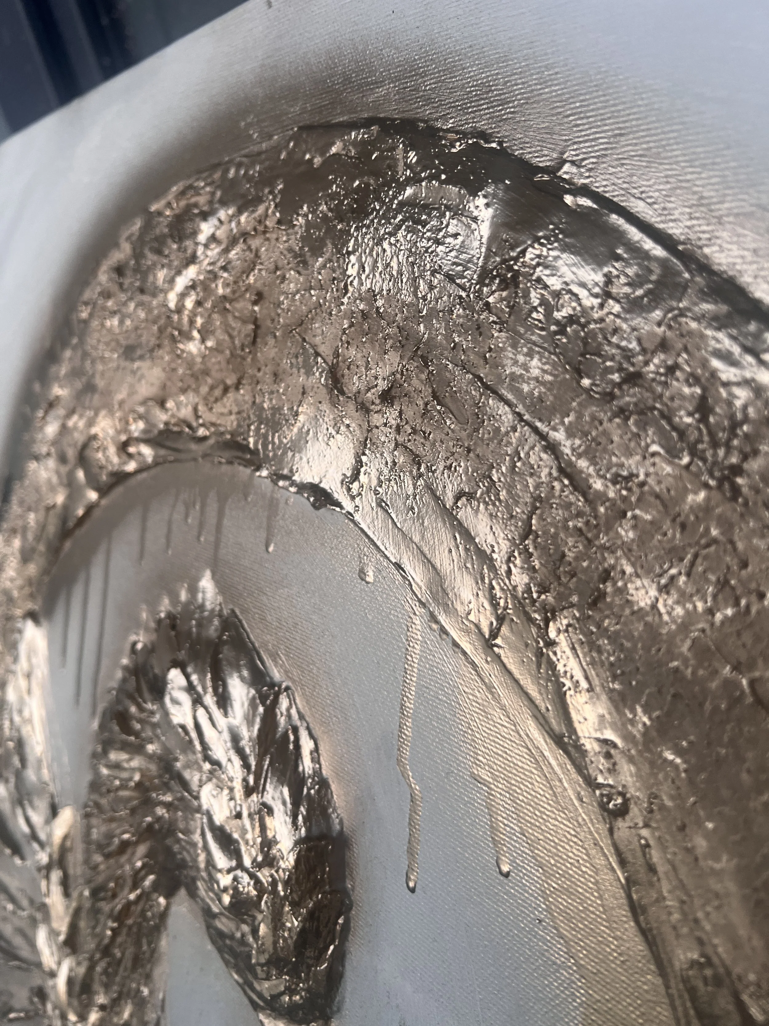 Detail malby s reliéfním  povrchem, zobrazující část měsíce, ve stylu fine art. Ideální pro milovníky moderního umění, texturovaných a abstraktních reliéfních děl. 3D obrazy DB
