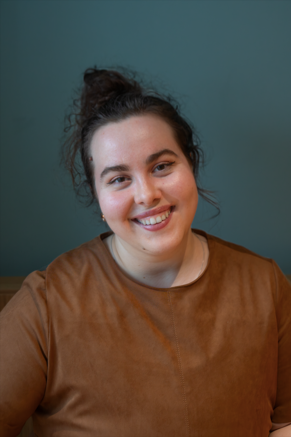 Helma Granit, klinische Psychologin in Wien, Portrait vor blauer Wand.