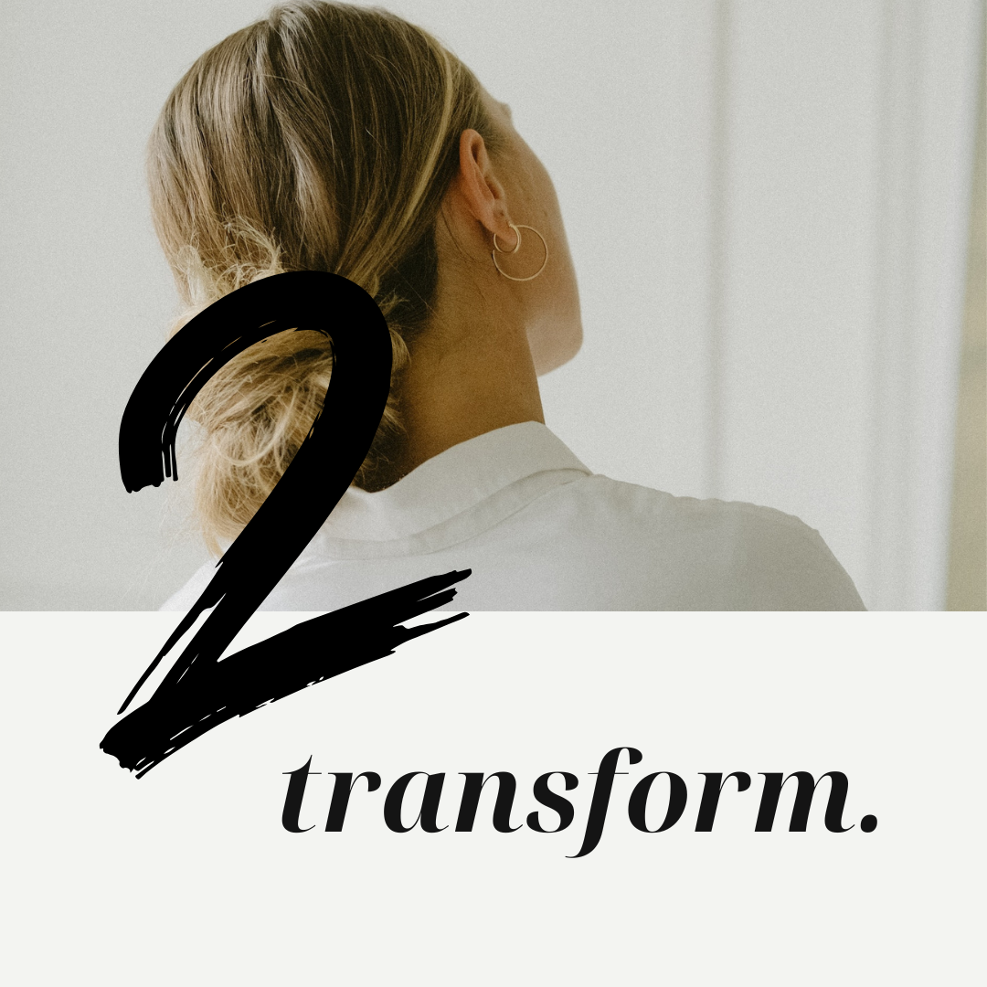 Ein Frau mit gebundenem Haar und Ohrringen, die nach oben blickt, im weißen Hemd, mit dem Wort 'transform.' in schwarzen Schreibschrift auf einem hellgrauen Hintergrund.