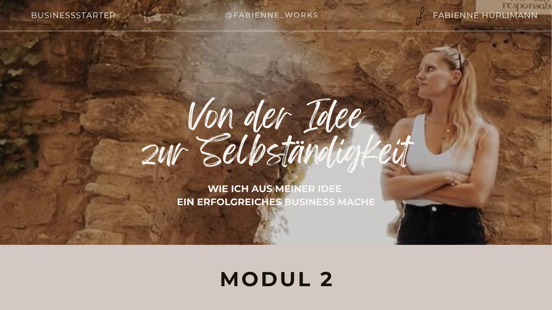 Eine Frau mit blonden Haaren, Sonnenbrille und weißen Top steht vor einer alten Steinmauer. Der Text auf dem Bild lautet: "Von der Idee zur Selbstständigkeit" und weiter: "Wie ich aus meiner Idee ein erfolgreiches Business mache". Oben sind Begriffe wie "BUSINESSSTARTER" und die Social Media Handle "@FABIENNE_WORKS".