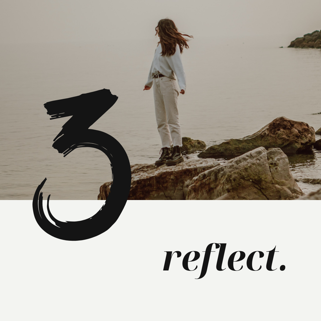 Junge Frau steht am Strand auf einem Felsen, blickt aufs Wasser, reflect.