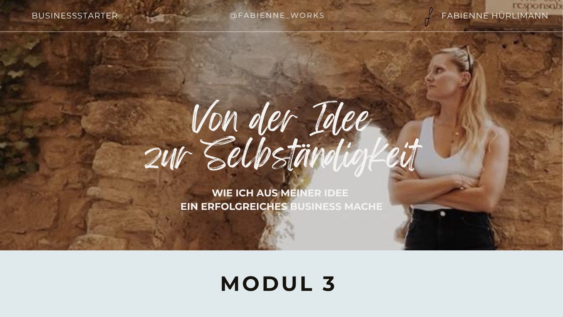 Frau im weißen Top steht vor einer Steinmauer, cross-armed, nach rechts schauend, auf einer Website mit dem Titel 'Von der Idee zur Selbstständigkeit' und Untertitel 'Wie ich aus meiner Idee ein erfolgreiches Business mache'; es ist Modul 3 eines Programms.