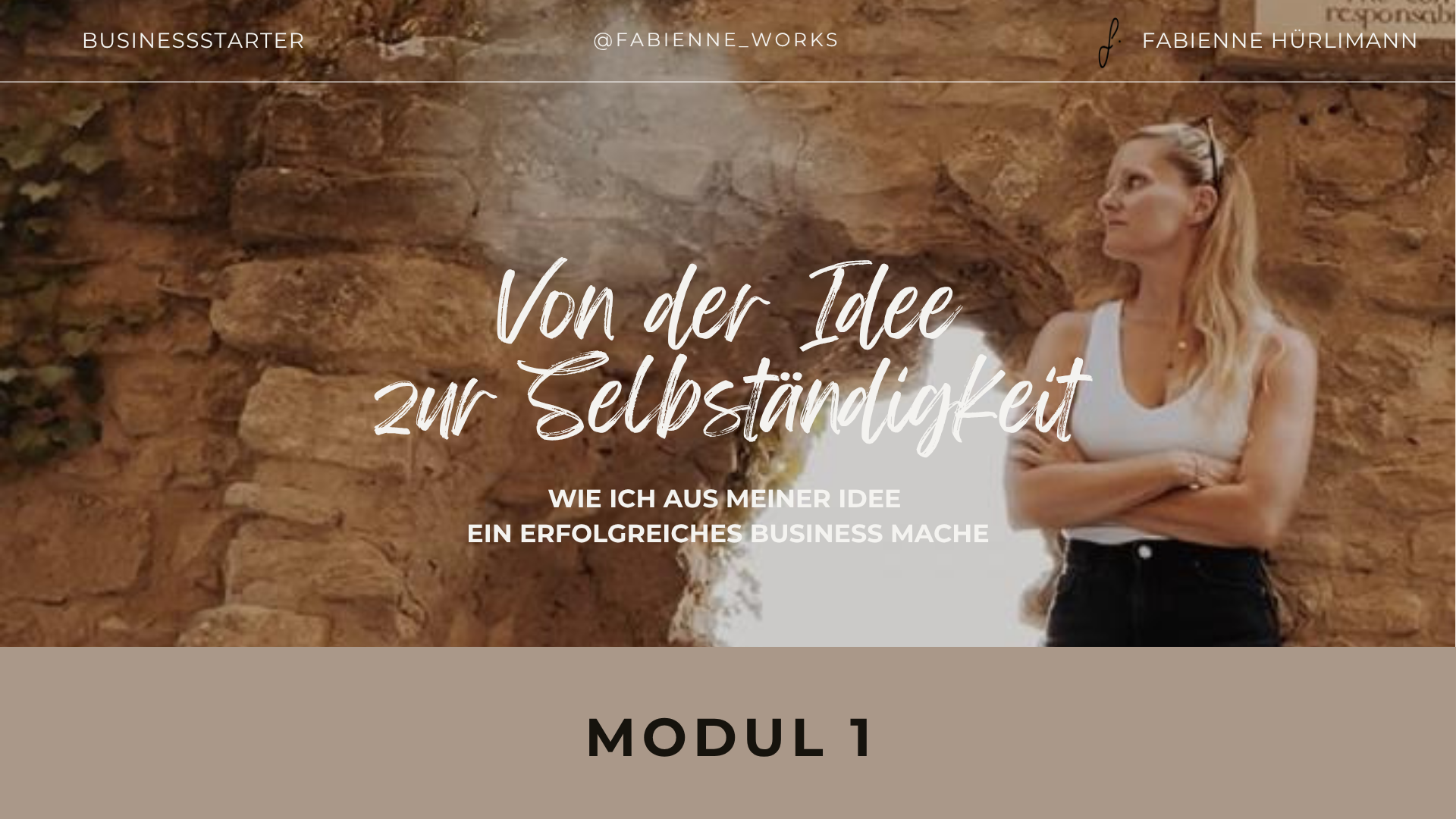 Eine Frau steht mit verschränkten Armen vor einer alten Steinmauer, schaut nach rechts, trägt eine weiße ärmellose Top und dunkle Hosen, Sonnenbrille auf dem Kopf.