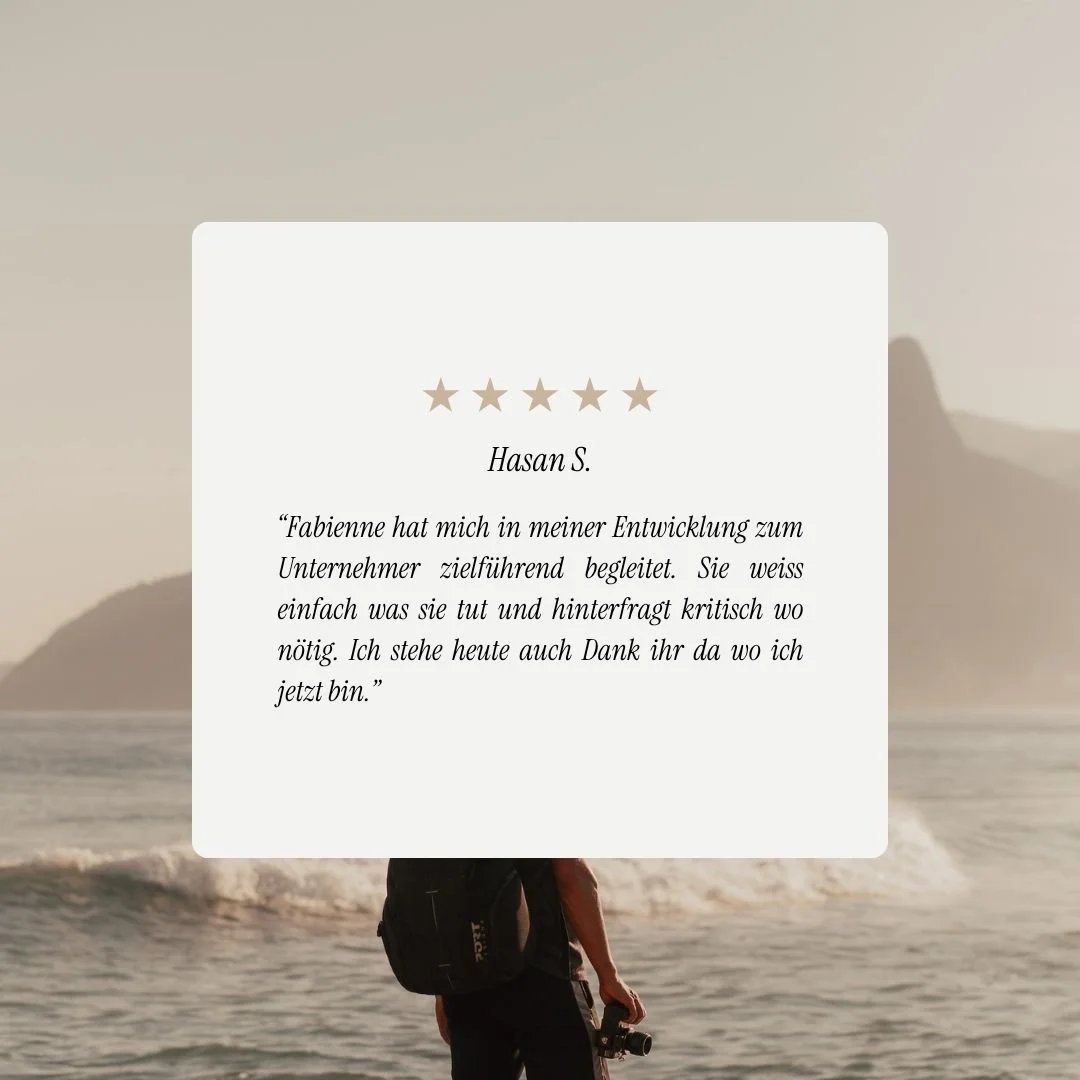 Bewertung mit fünf Sternen und einem Dankeskommentar vor einer Meeresküste bei Sonnenuntergang, mit einem Mann im Vordergrund, der eine Kamera trägt und auf das Meer schaut.