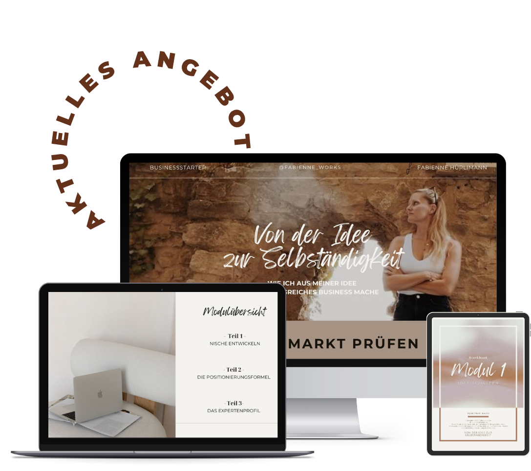 Mehrere digitale Geräte, darunter ein Computerbildschirm, ein Laptop und ein Tablet, die digitale Präsentationen und Arbeitsmaterialien zeigen. Der Bildschirm des Computers zeigt eine Website mit einer Frau vor einem Felsen im Hintergrund, die Titel auf Deutsch hat, darunter 'Von der Idee zur Selbstständigkeit'. Das Laptop zeigt eine Übersicht zu Modulen, und das Tablet zeigt ein Workbook mit dem Titel 'Modul 1'.