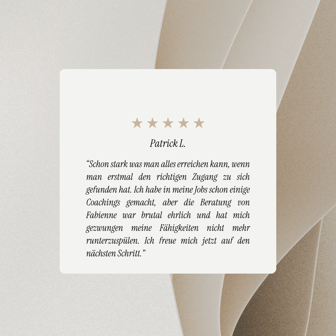 Ein Testimonial mit fünf Sternen, enthalten einem Zitat eines Mannes namens Patrick L., der seine Erfolge und Erfahrungen mit Coaching und Beratung beschreibt, vor einem Hintergrund mit beige und cremefarbenen Papierdrucken.