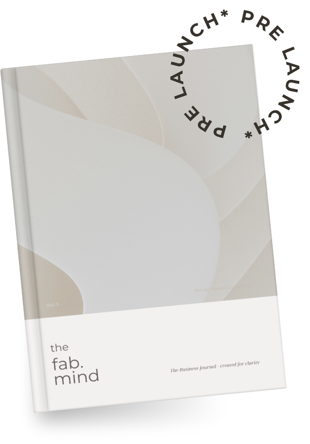 Buch mit Titel 'the fab. mind', weißes Cover mit abstrakten hellgrauen und beigen Formen und schwarzem Text, das an einem schwarzen Hintergrund erscheint.