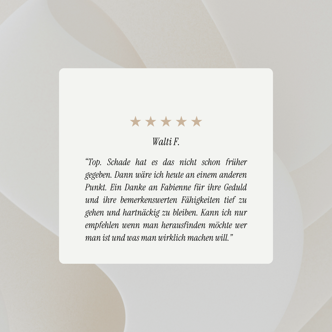 Ein Bild mit einer Bewertung von fünf Sternen und einem Kundenfeedback auf Deutsch, das die Zufriedenheit mit einer Dienstleistung beschreibt.