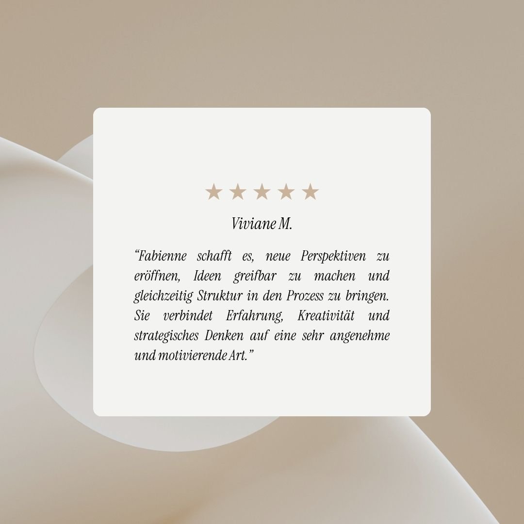 Kundenbewertung mit fünf Sternen und einem positiven Text in deutscher Sprache